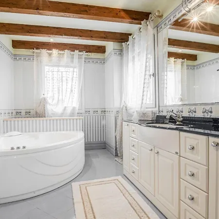 Enchanting Villa Allegra With Pool Apartment Lido di Jesolo