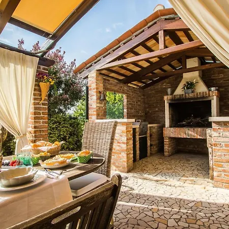 Apartment Enchanting Villa Allegra With Pool